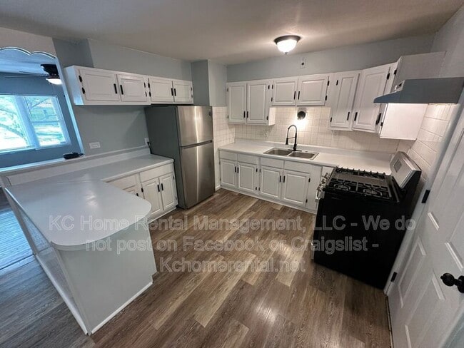 Building Photo - 10809 Ewing Ave