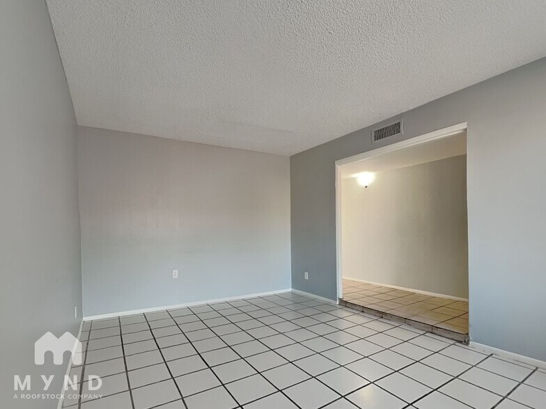 Building Photo - 1916 E Ardmore Dr