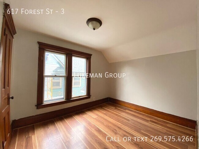 Building Photo - 617 Forest St