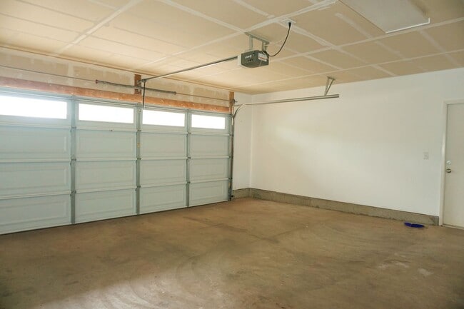 Building Photo - Centrally located Waipahu Single Family Home!