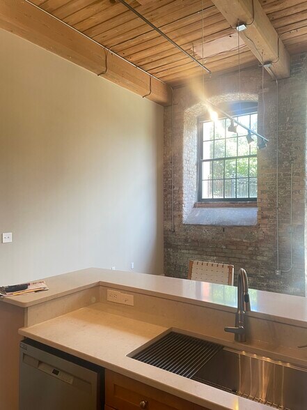 Building Photo - 400 Mills Ave