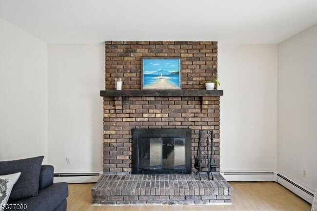 Building Photo - 31 Crescent Dr