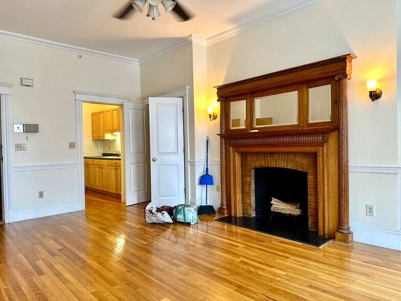 Building Photo - 871 Beacon St