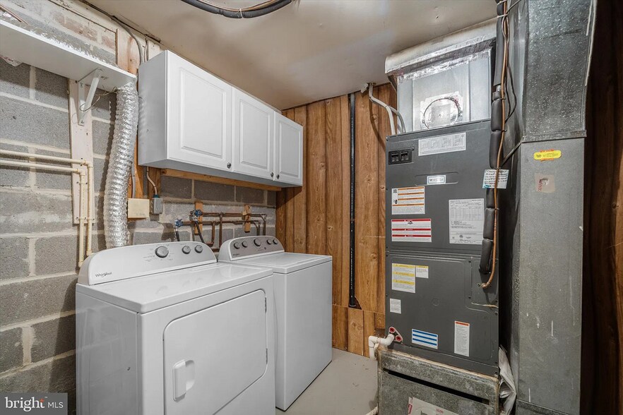 Building Photo - 10116 Dundalk St