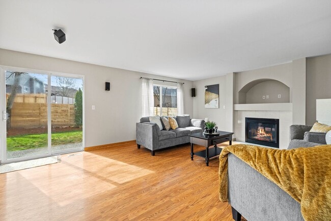 Building Photo - Immaculate 3 bed with lg fenced yard