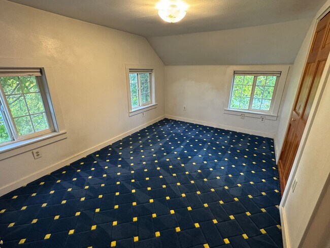 Building Photo - Beautiful 4-Bedroom Home on a Private, Treed Lot in North Ellensburg