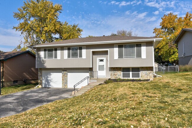 Building Photo - Large home in quiet neighborhood