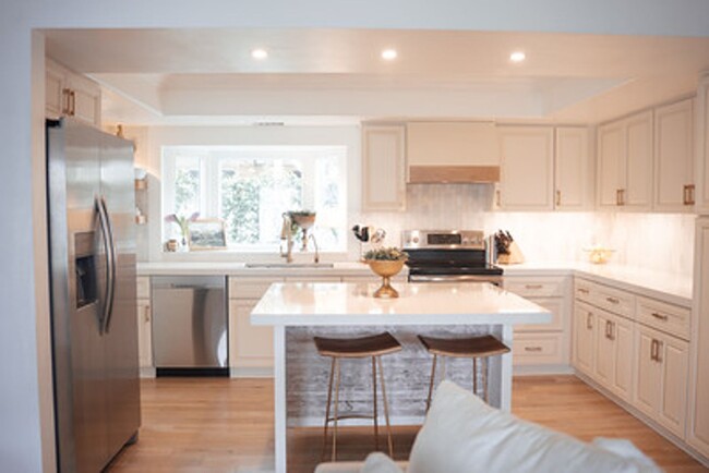 Building Photo - Waterfront 4 Bedroom
