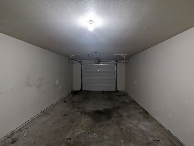 Building Photo - 2x2 duplex with a fenced yard, single-car ...