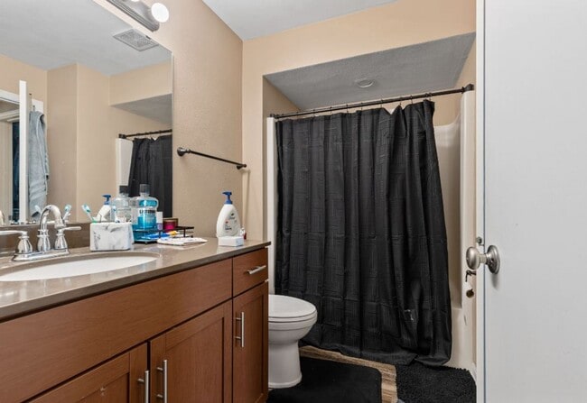 Building Photo - 2 Bedroom 1.5 Bath Spacious Townhome