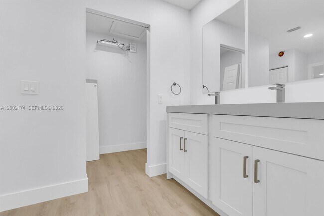 Building Photo - 8535 Casa Del Lago