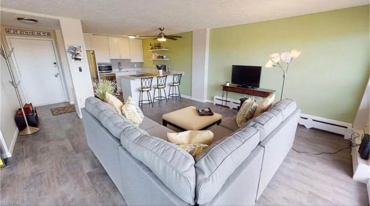 Building Photo - 11811 Lake Ave