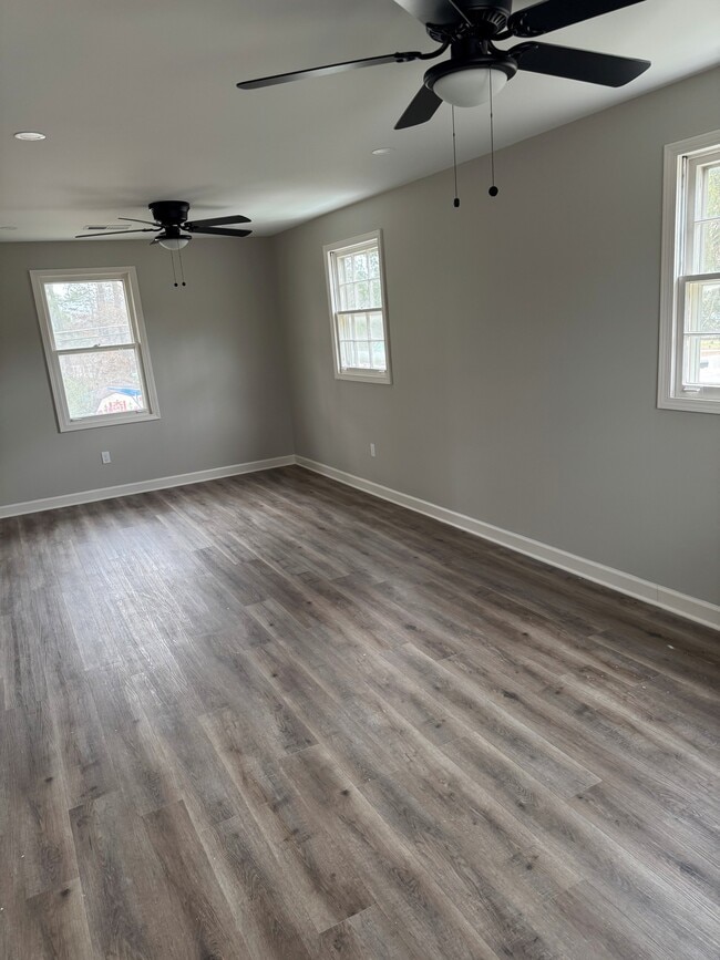 Building Photo - 205 Lakeview Rd