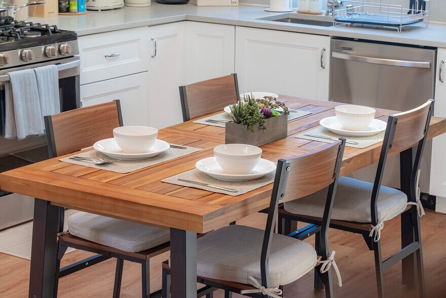 Building Photo - 2326 Cherry Ave