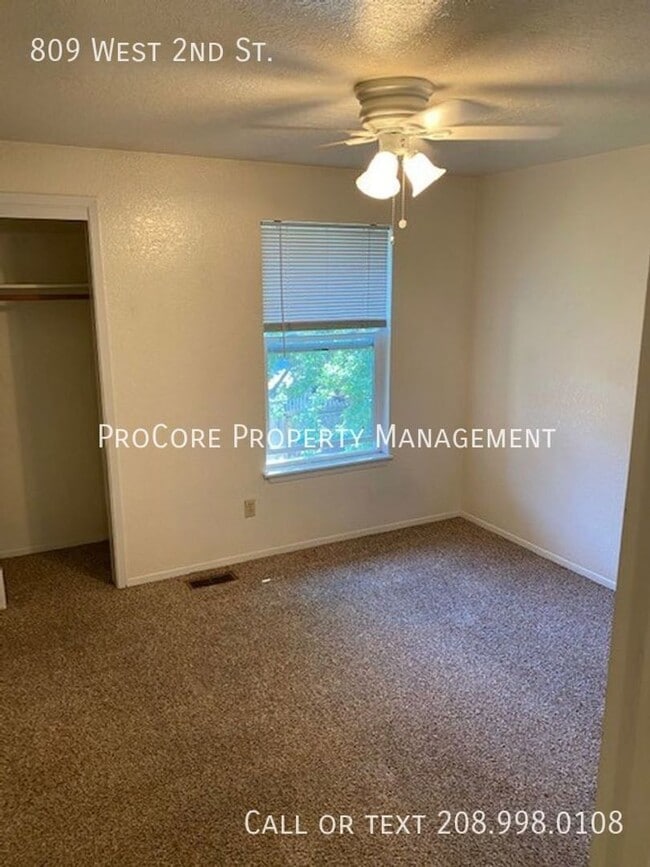 Building Photo - 2 Bed Modern Updates, 1.5 Baths, Semi-Fenced Covered Patio