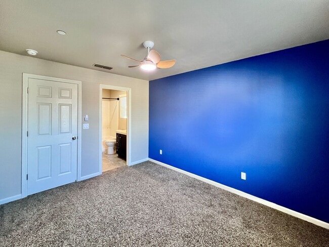 Building Photo - $2,295 DeWolf & Barstow, 3 Bedroom House - Clovis / Community Pool + Neighborhood Parks