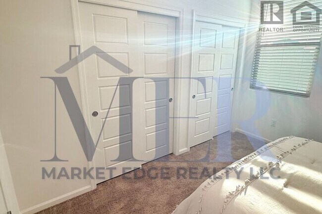 Building Photo - 4Bed/4Bath w/2 Car Gar-Tucson! $199 MOVE-I...