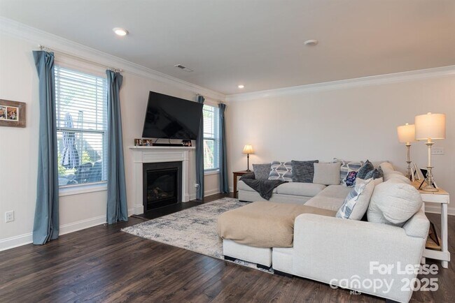 Building Photo - 2046 Saddlebred Dr