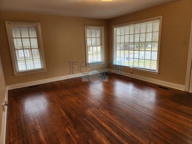 Building Photo - Great Find in Hillcrest! 2BR & 1 BA