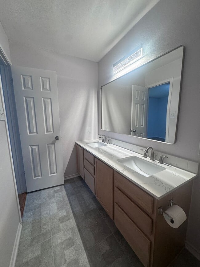 Building Photo - 10431 Westfield Pl