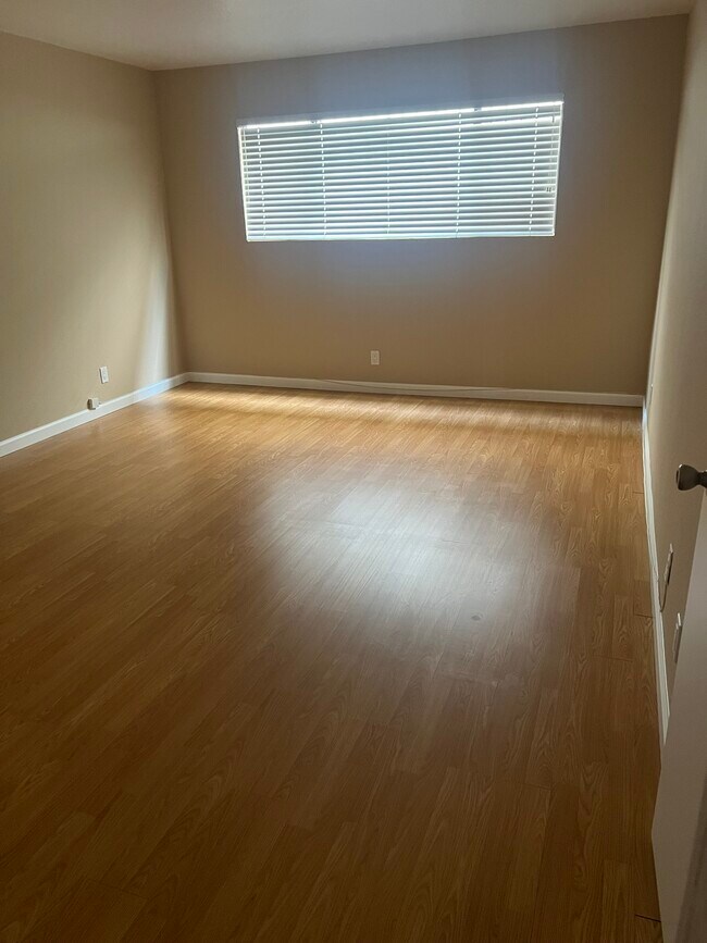 Building Photo - 232 W Tujunga Ave