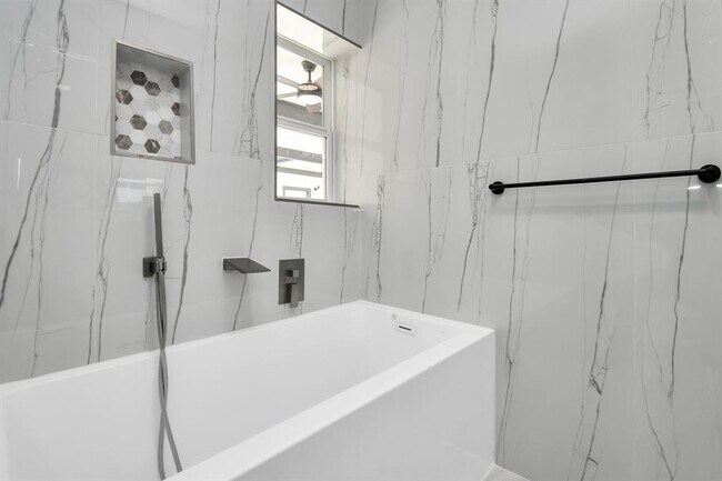 Building Photo - 136 Cherry Tree Ln