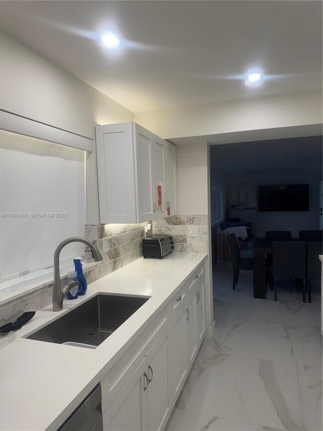 Building Photo - 3922 NE 166th St