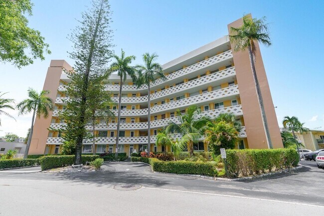 Building Photo - 2400 NE 9th St