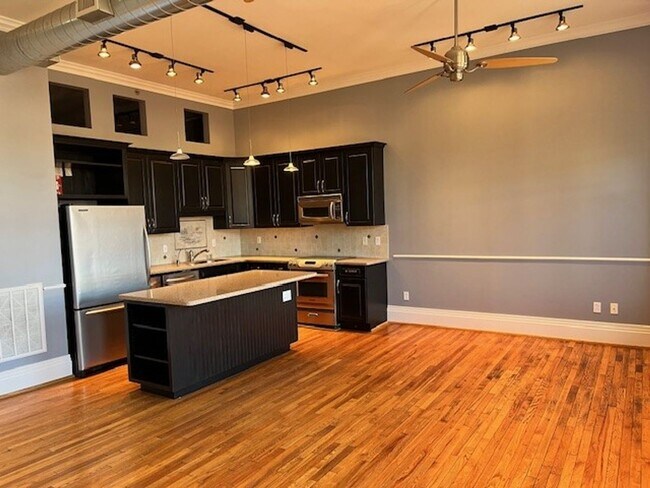 Building Photo - Available Condo in the Heart of Downtown A...