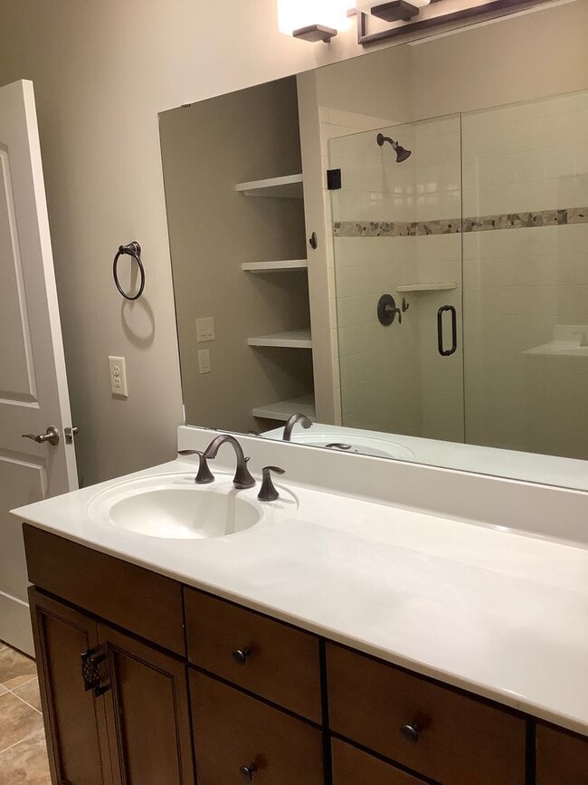 Building Photo - Newly Renovated! Music Row Gated Condo