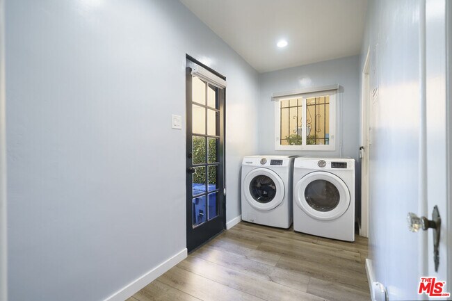 Building Photo - 1032 Masselin Ave