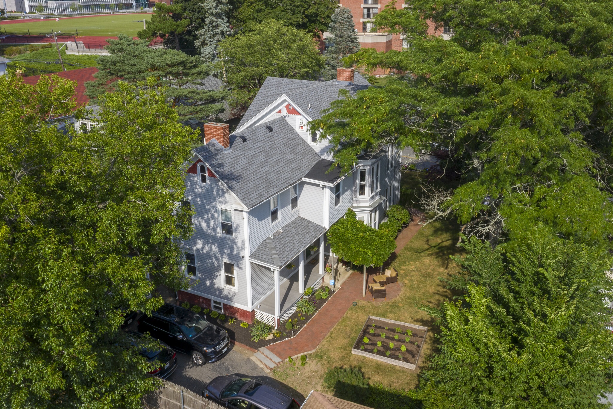 Building Photo - 590 River Ave