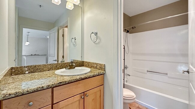 Building Photo - Sweet 1/1 condo with tons of amenities and a great location in Emeryville!