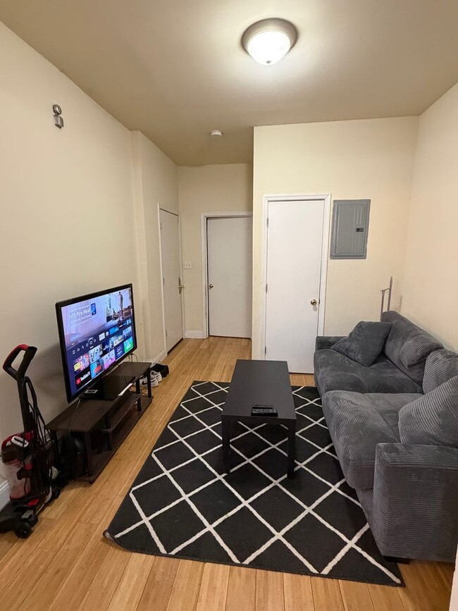 Building Photo - 1630 N Sydenham St