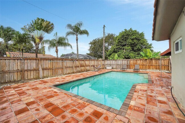 Building Photo - 1518 N Yale Dr