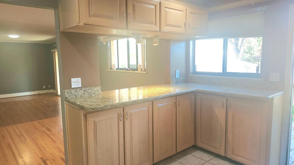 Building Photo - 6068 Vivian Ct