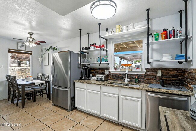 Building Photo - 3712 La Cuesta Dr