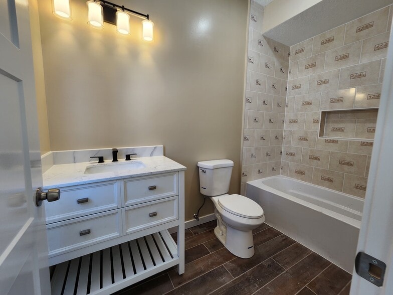 2nd full bath - 1039 Payne Ave