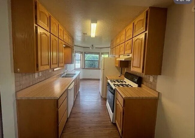 Building Photo - 2 Bed 2 Bath-NE Heights Townhome-Available September 1