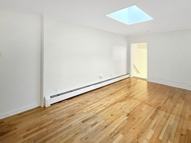 Building Photo - 527 Washington St