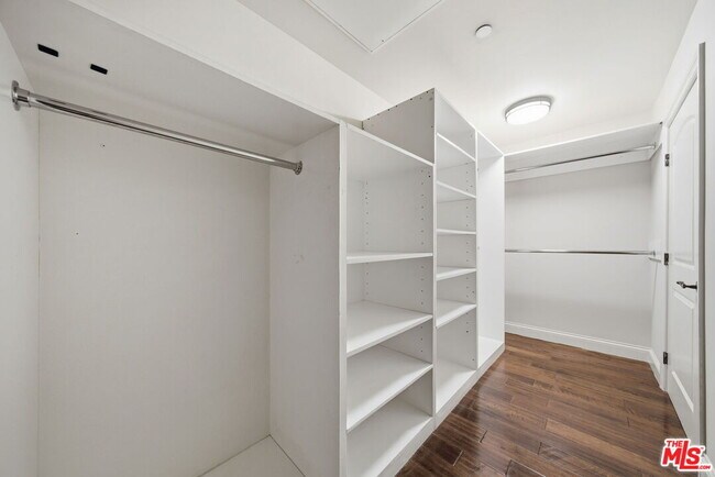 Building Photo - 320 S Swall Dr