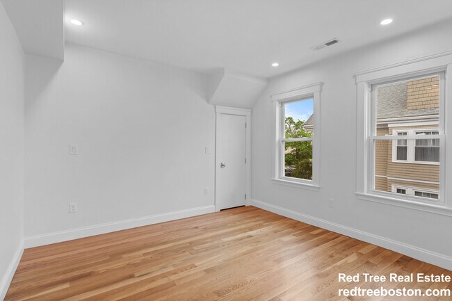 Building Photo - 35 Farragut Ave