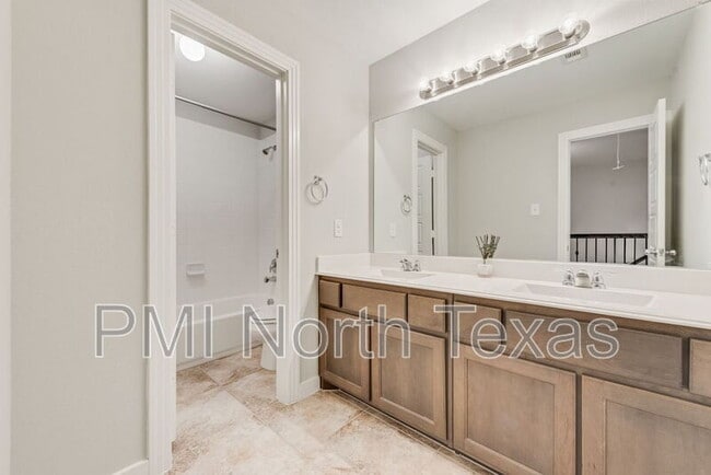 Building Photo - 1900 Spoonbill Dr