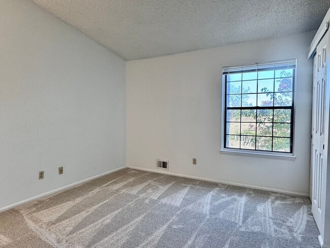 Building Photo - Well Maintained 2 BR/1BA Townhome Convenie...