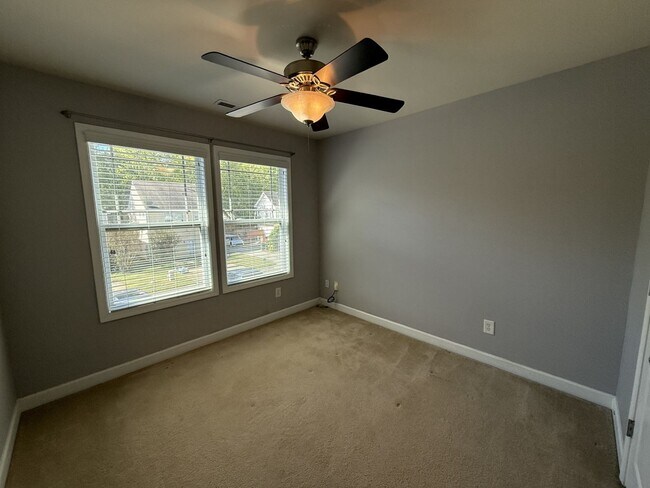 Building Photo - 3 Bedroom in Huntersville with Fenced Back...