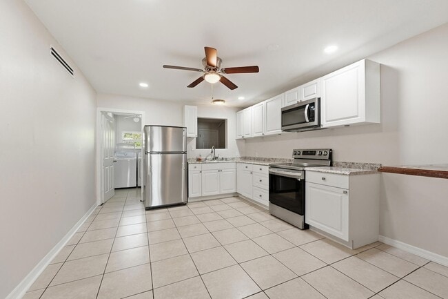 Building Photo - 1400 Binney Dr