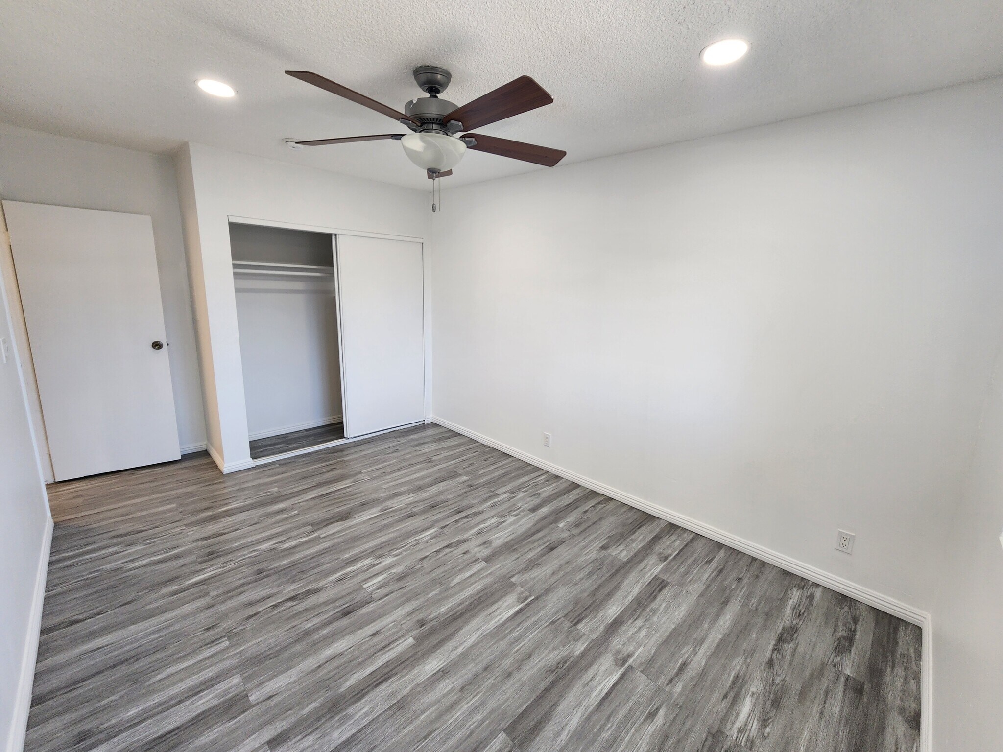 Building Photo - 13043 Vanowen St