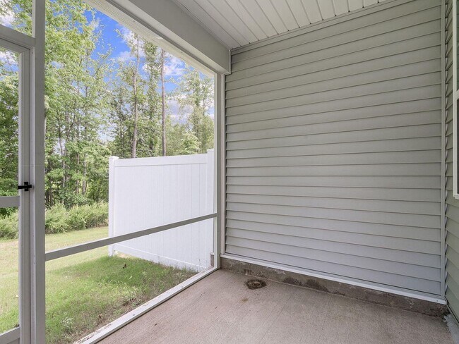 Building Photo - 3BR Like-New Townhome – GREAT PRICE - Community Pool/Playground