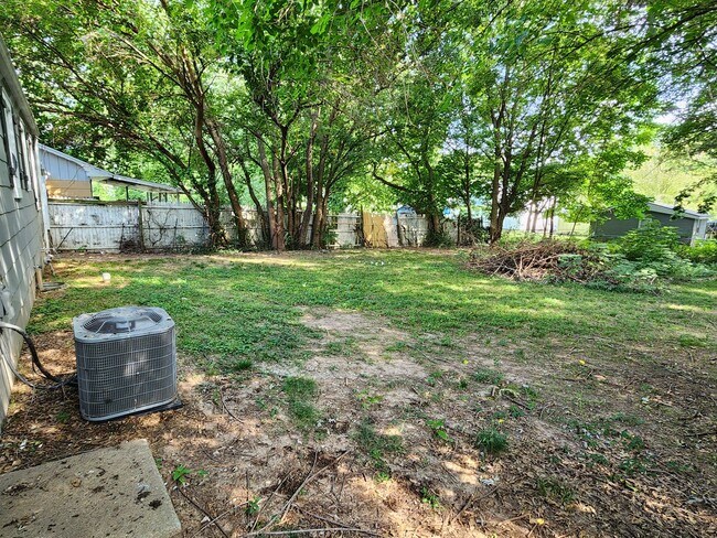 Building Photo - Spacious 3-Bedroom, 2-Bathroom Home AVAILA...