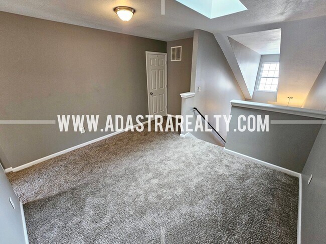Building Photo - Very Spacious Townhome in West Olathe-Available NOW!!